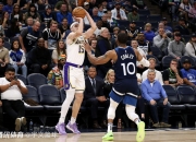 乐鱼体育平台-雄鹿客场惨败，遭遇季后赛关键挫败