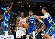 乐鱼体育在线-雄鹿击败76人，东部霸主再现