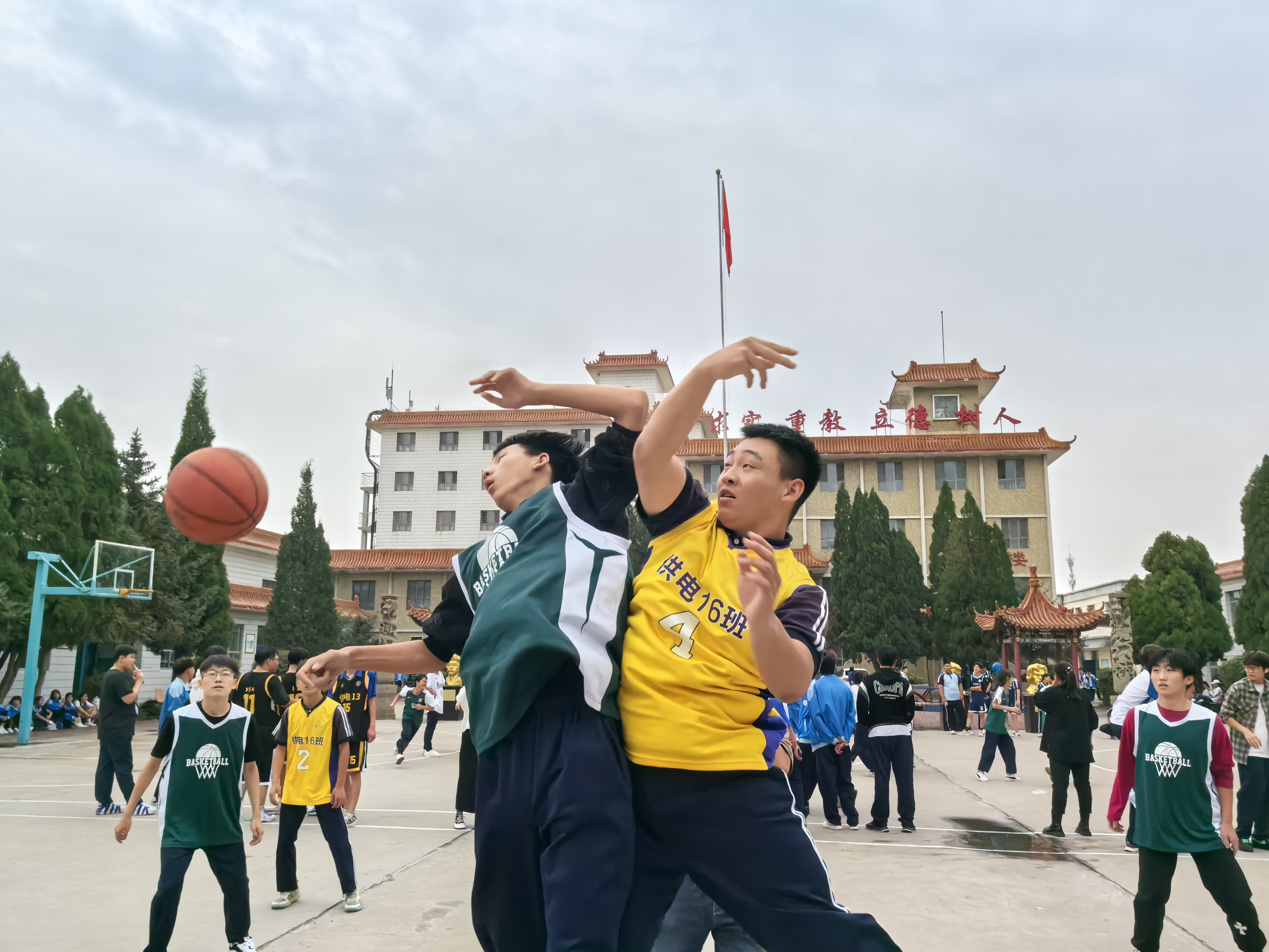 包含篮球职业比赛夺人心强劲开场势不可挡的词条