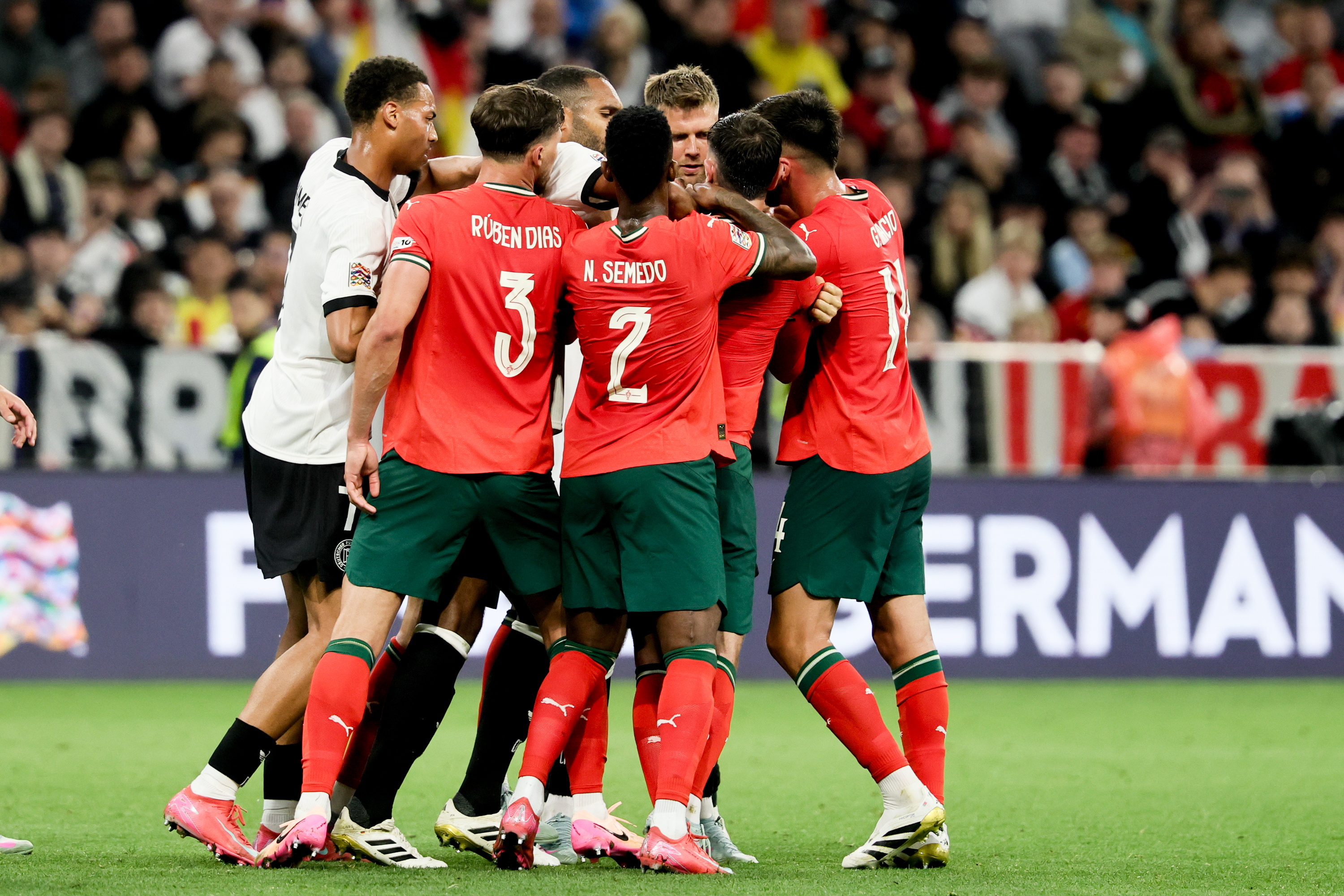 葡萄牙国家队击败对手，锁定晋级欧洲杯席位