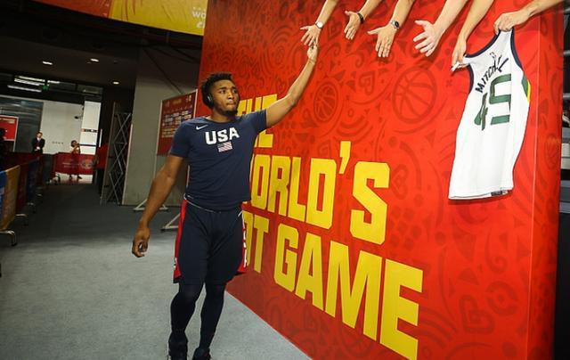 英雄无悔赢得比赛,赢得全场球迷支持 英雄无悔赢得比赛,赢得全场球迷支持