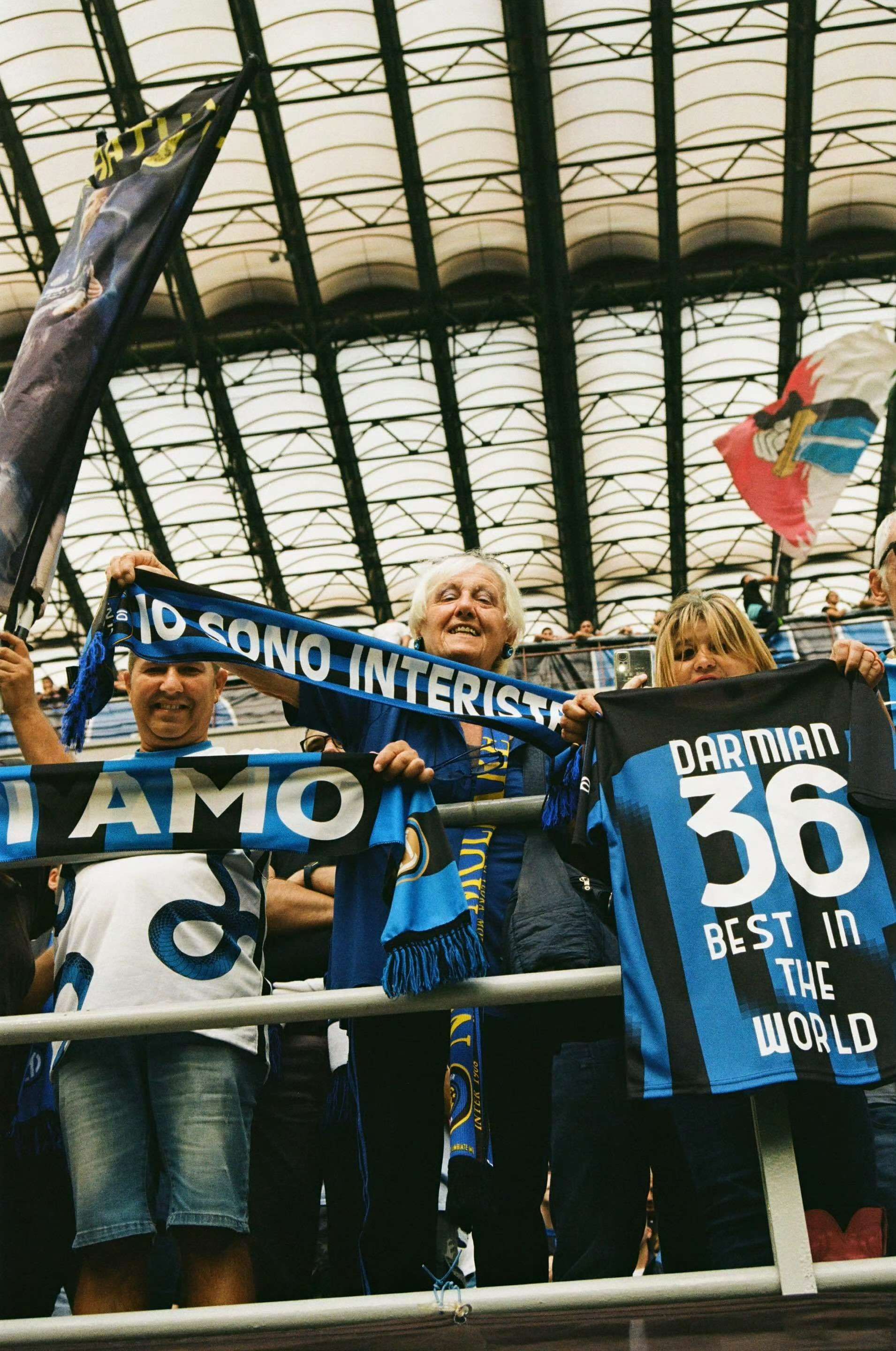 米兰德比激烈对决，吸引无数球迷观看的简单介绍