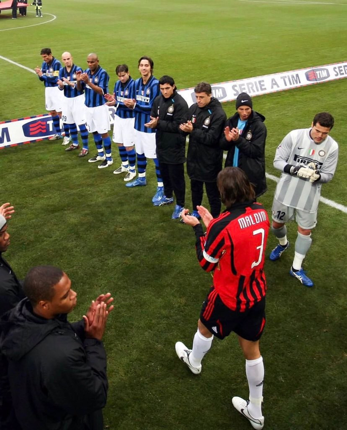 米兰德比激烈对决，吸引无数球迷观看的简单介绍