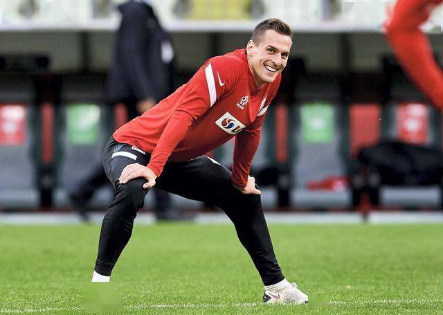 足球明星自曝生活趣事，笑容满面备战下一场比赛的简单介绍