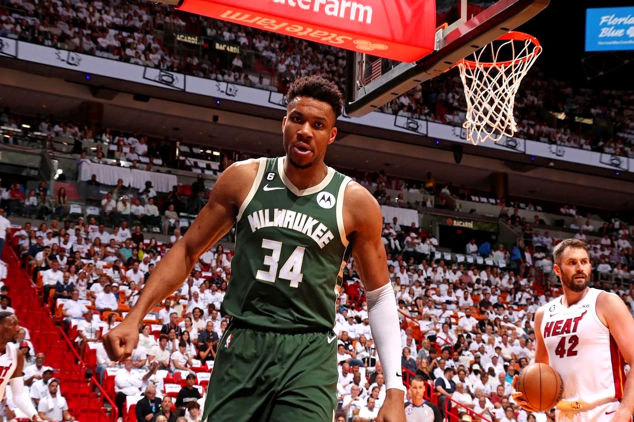 爵士不敌雄鹿,戈贝尔难挡字母哥的简单介绍 爵士不敌雄鹿,戈贝尔难挡字母哥的简单介绍