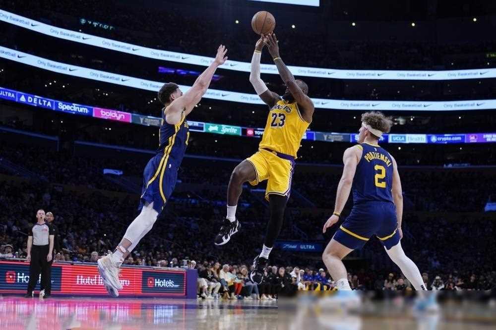 勇士主场大胜湖人，晋级季后赛