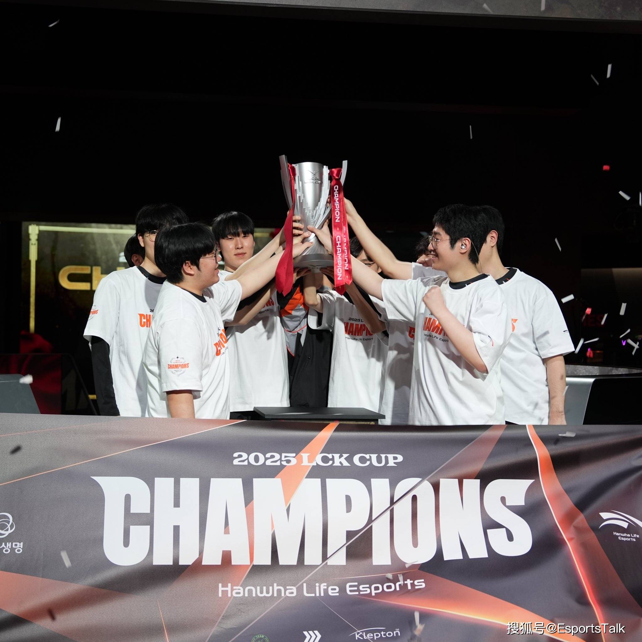 冠军杯赛事中的球队力争胜利