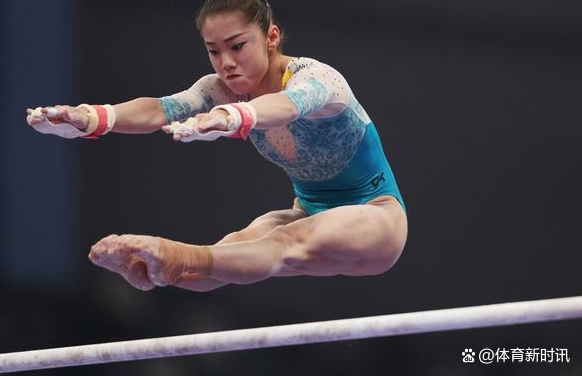 运动员们在场上展现出色技艺，赢得观众赞叹