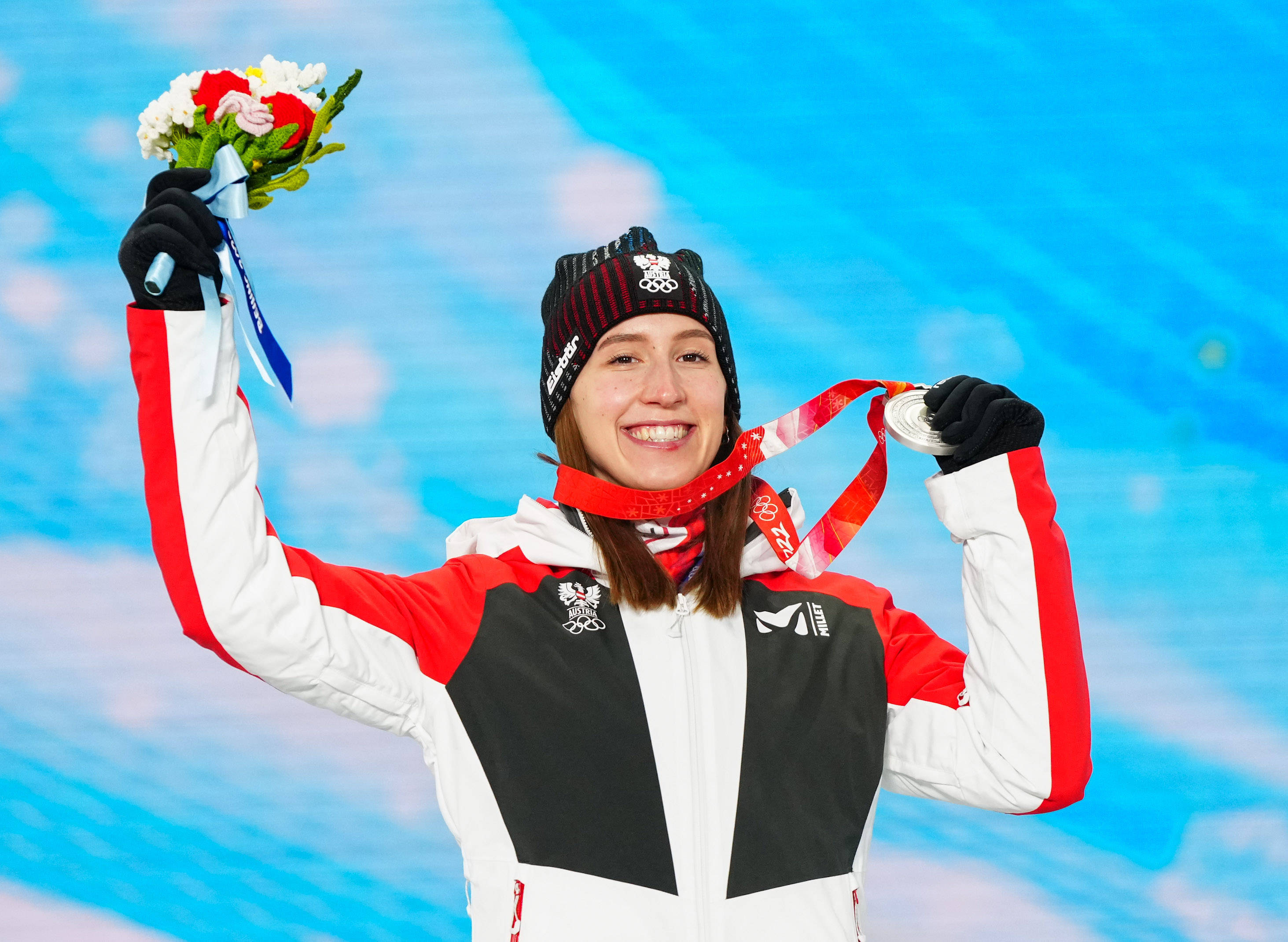 奥地利滑雪选手巧妙摆脱夺冠